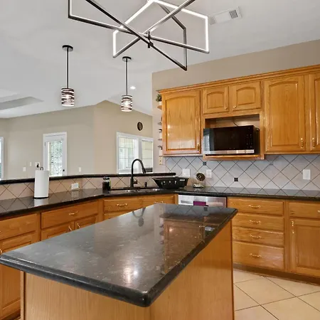 Luxury Home With Gourmet Kitchen - 3 Miles To A&M, Sleeps 14 College Station Exterior photo