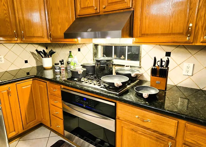 Luxury Home With Gourmet Kitchen - 3 Miles To A&M, Sleeps 14